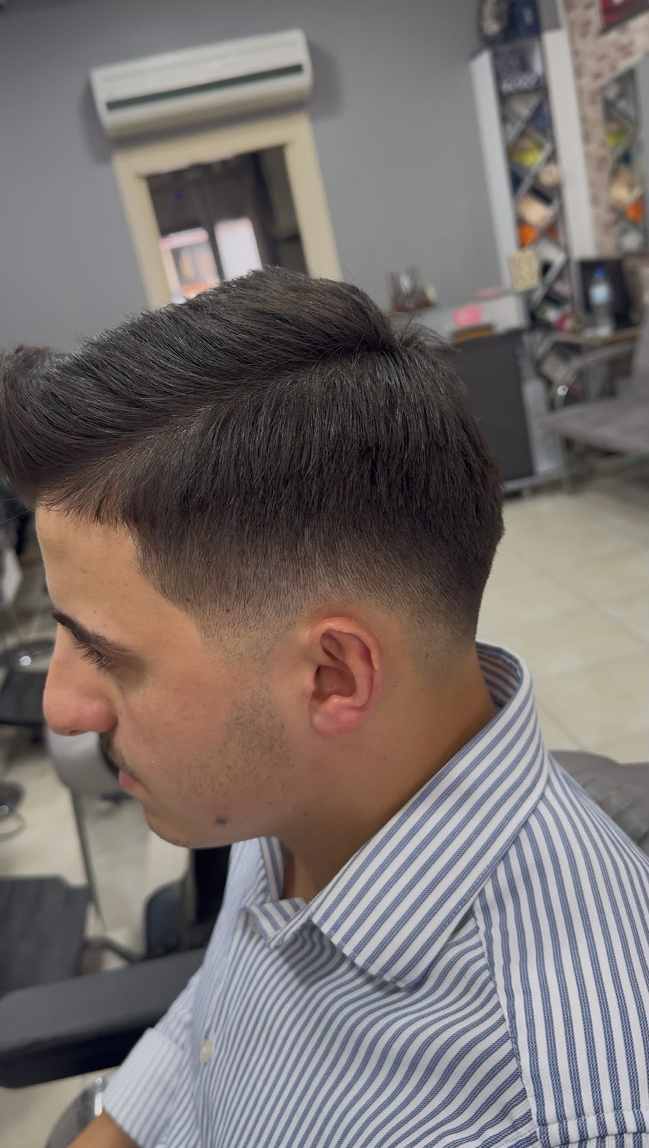 Pompadour kesim, çizgili gömlek