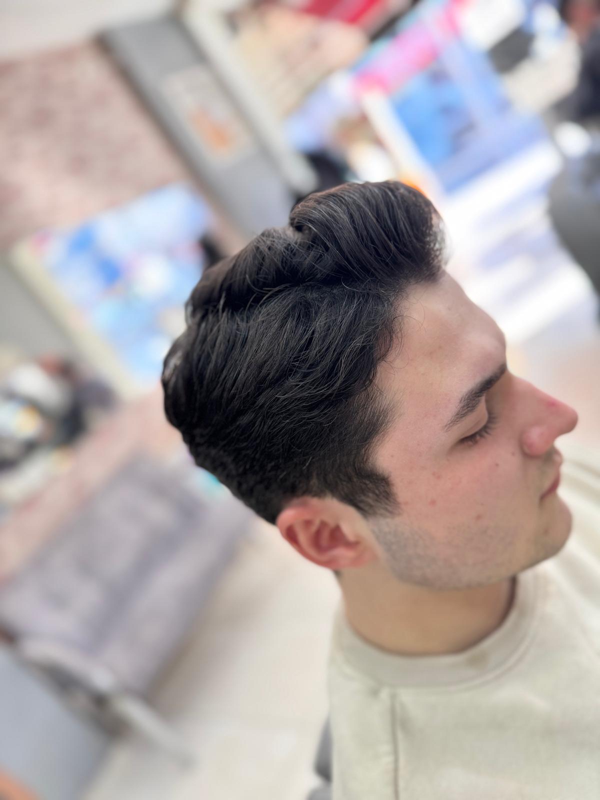 Klasik pompadour yan görünüm